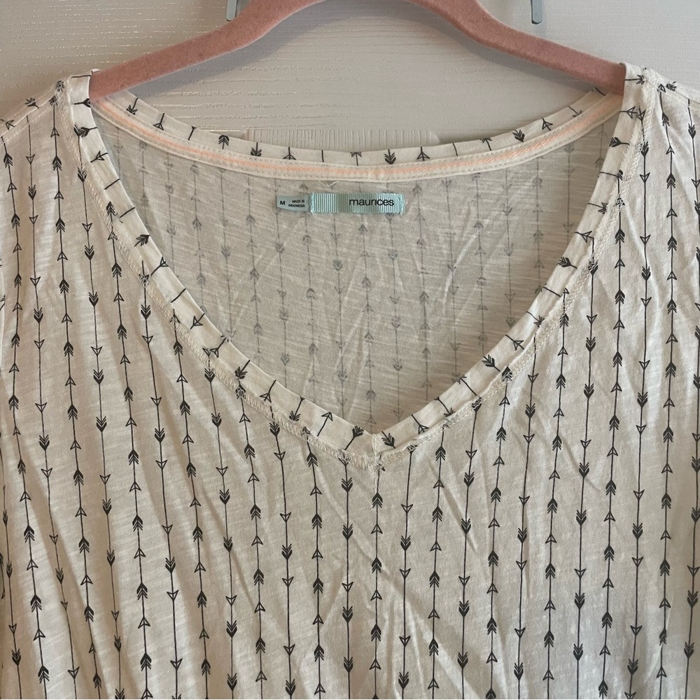 Maurices Cream V-Neck Top w/Arrow Print Women’s Size Medium Feminine Boho Chic - Picture 3 of 15